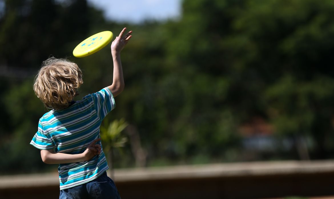 Brasília - Pais e crianças comemoram o Dia Mundial do Brincar, com feira de troca de brinquedos, contação de histórias e brincadeiras tradicionais (Marcelo Camargo/Agência Brasil)