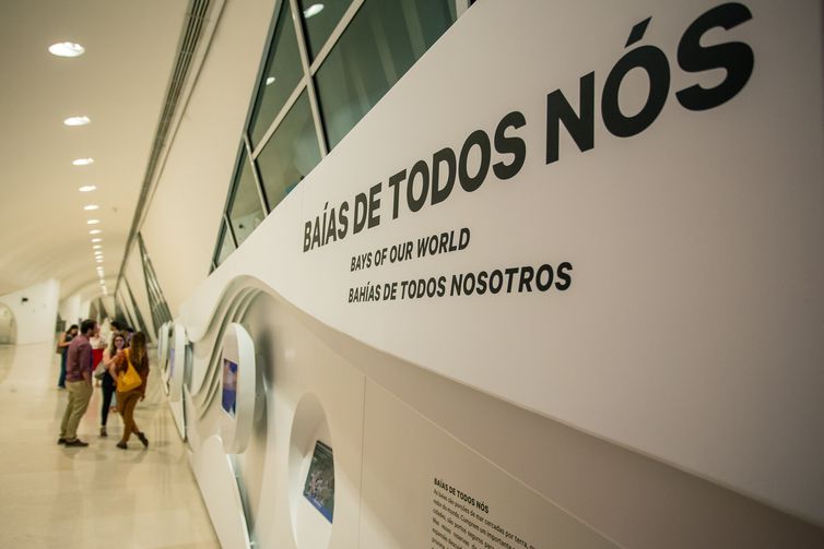 Atração interativa Baías de Todos Nós, do Museu do Amanhã.