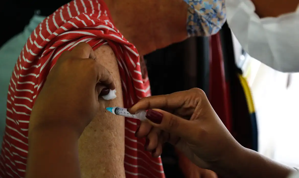 Vacinação drive thru na Universidade Estadual do Rio de Janeiro (UERJ), zona norte do Rio. A cidade do Rio de Janeiro retoma hoje (25) sua campanha de aplicação da primeira dose da vacina contra a covid-19 em idosos da população em geral. 