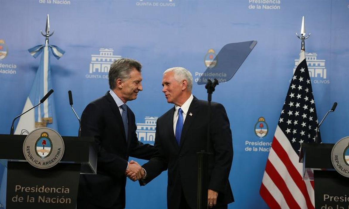 O vice-presidente dos EUA, Mike Pence, aperta as mãos do presidente da Argentina, Mauricio Macri, em Buenos Aires