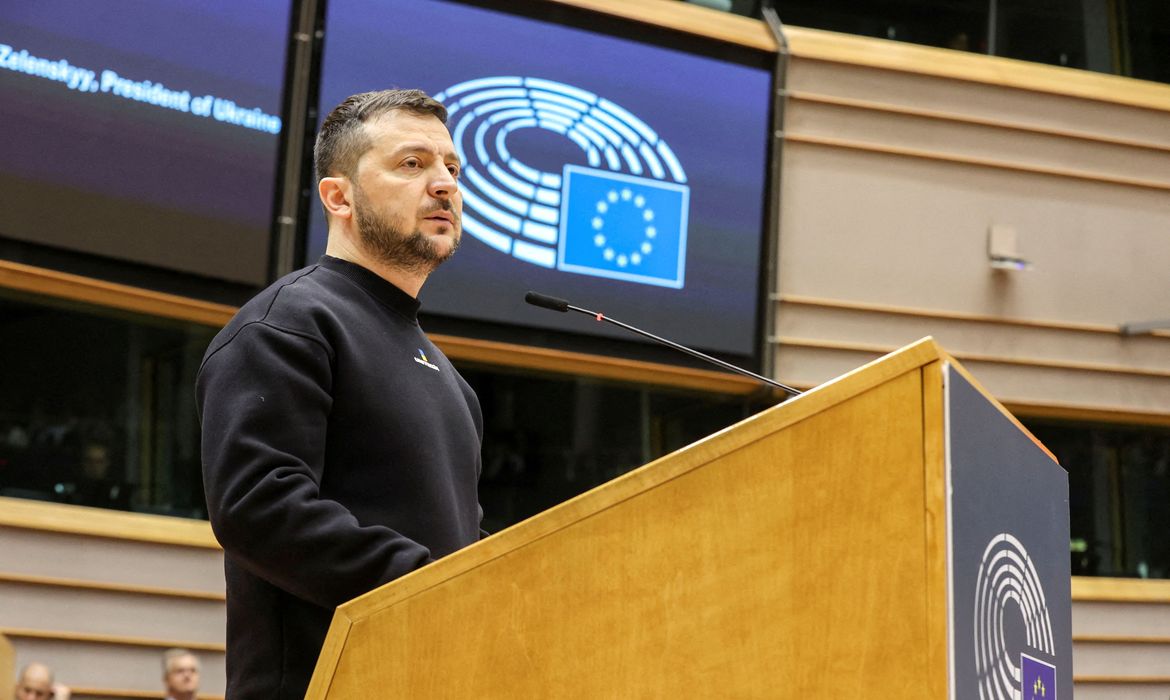 Presidente da Ucrânia, Volodymyr Zelenskiy, discursa no Parlamento Europeu em Bruxelas