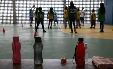 Aulas presenciais na Escola Estadual Terezine Arantes Ferraz Bibliotecaria, no Parque Casa de Pedra, zona norte da capital.