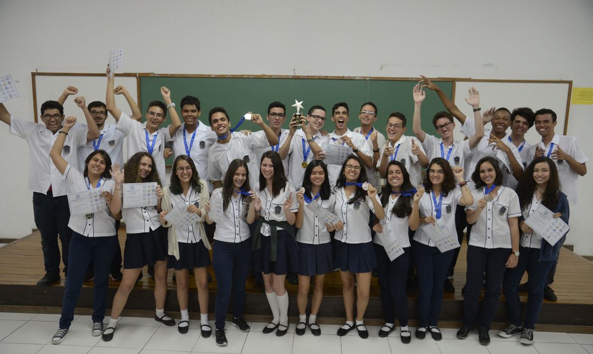 Delegação de estudantes do Colégio Pedro II mostra medalhas e certificados de participação na Asia International Mathematical Olympiad (AIMO), em Bangcoc, na Tailândia.