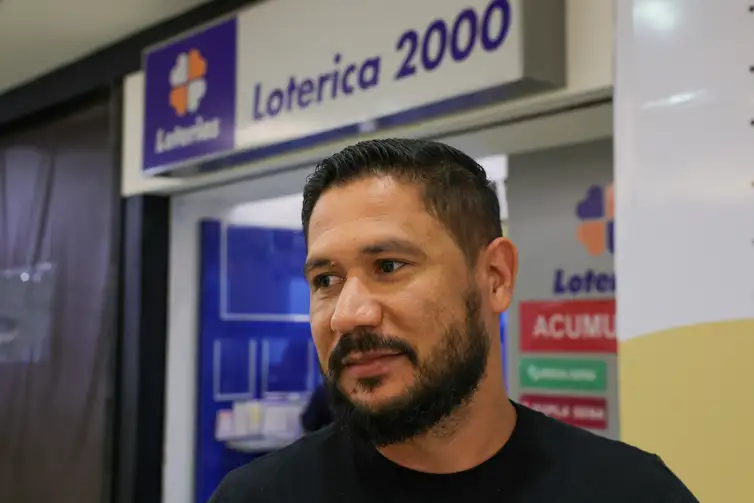 Brasília, DF 31/12/2025 - A Mega-Sena da Virada será sorteada nesta quarta-feira (31) à noite, em São Paulo. O concurso pagará um prêmio estimado de R$ 1 bilhão aos acertadores das seis dezenas. Willians Barbosa, fala com a Agência Brasil Foto: Fabio Rodrigues-Pozzebom/ Agência Brasil