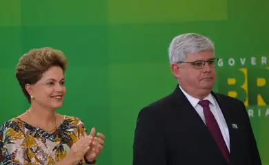 A presidenta Dilma Rousseff reconduz ao cargo o procurador-geral da República, Rodrigo Janot (José Cruz/Agência Brasil)
