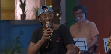 Serginho Meriti canta seus grandes sucessos no Samba na Gamboa