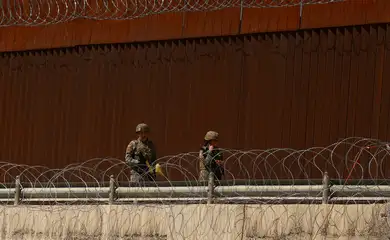 Soldados da Guarda Nacional do Texas perto do muro da fronteira entre os EUA e o México, visto de Ciudad Juarez, México
11/03/2025
Reuters/Jose Luis Gonzalez/Proibida reprodução