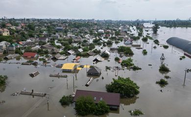 08/06/2023 - Ucrânia- Imagem mostra uma área inundada após o rompimento da barragem de Nova Kakhovka, em meio ao ataque da Rússia à Ucrânia, em Kherson, Ucrânia, em 8 de junho de 2023. Foto: REUTERS/Vladyslav Smilianets TPX IMAGENS DO DIA