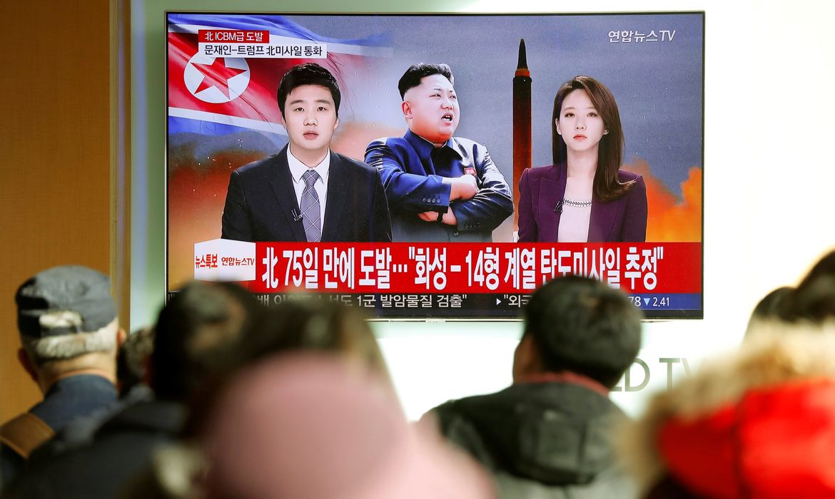 Pessoas assistem reportagem sobre o novo teste de míssil da Coreia do Norte, em Seul, Coreia do Sul