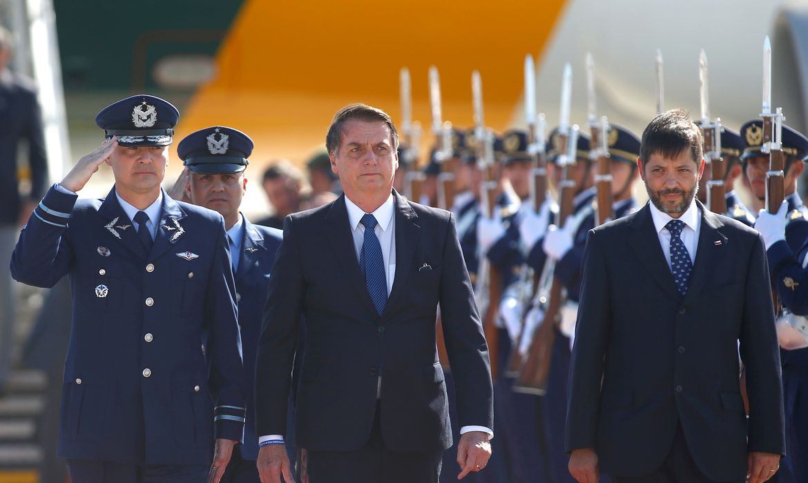 O presidente do Brasil, Jair Bolsonaro, chega ao Aeroporto Internacional Arturo Merino Benitez em Santiago, Chile.