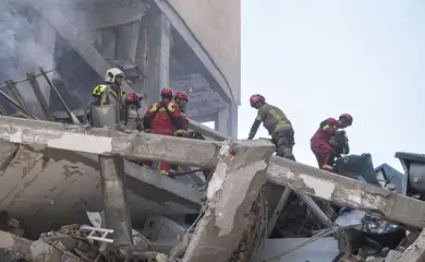 Iranian firefighters work at the scene of a destroyed residential building due to Israeli attacks in Tehran, Iran, on June 13, 2025. Reuters/Morteza Nikoubazl/NurPhoto/Proibida reprodução