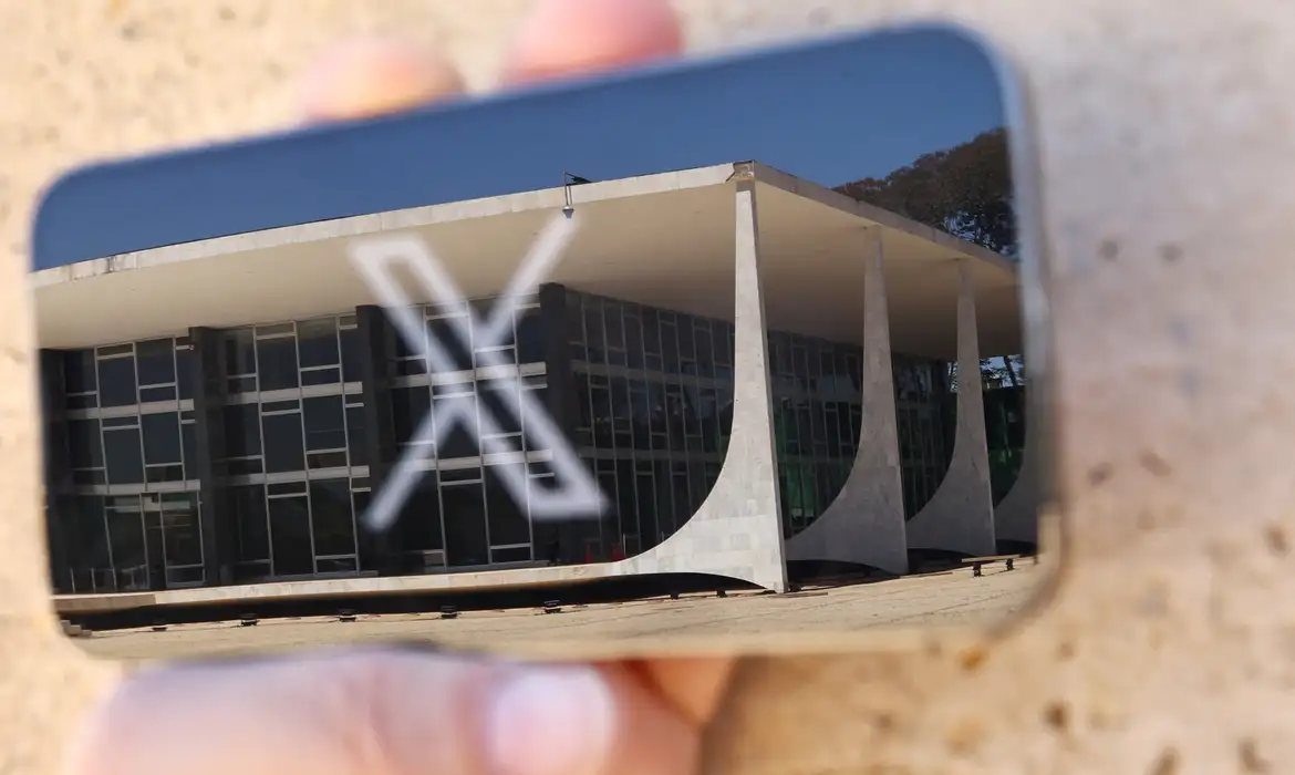 Logo da rede social X exibida em celular com reflexo do prédio do STF em Brasília, em imagem ilustrativa
30/08/2024
Reuters/Ueslei Marcelino/Proibida reprodução