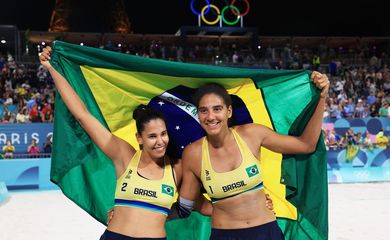Paris 2024 Olympics - Beach Volleyball - Women's Semifinal - Brazil vs Australia (Ana Patricia/Duda vs Mariafe/Clancy) - Eiffel Tower Stadium, Paris, France - August 08, 2024. Ana Patricia Silva Ramos of Brazil and Eduarda Santos Lisboa of Brazil celebrate after the mach. REUTERS/Esa Alexander