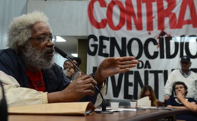 São Paulo - Milton Barbosa, do Movimento Negro Unificado, participa de ato contra o genocídio da juventude negra, na Assembleia Legislativa  (Rovena Rosa/Agência Brasil)