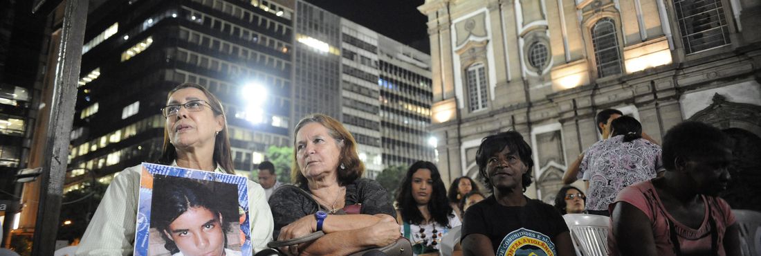 Rio de Janeiro - Mães, parentes e grupos de defesa dos direitos humanos se reunem numa vigília durante a noite desta quinta-feira pelos 20 anos da Chacina da Candelária. O ato acontece no centro da cidade, em frente à igreja, onde ocorreram as mortes