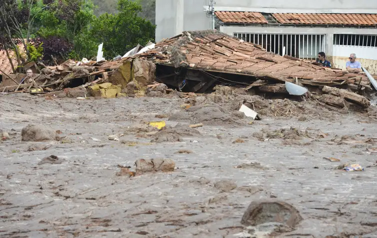 Mariana (MG) - Distrito de Bento Rodrigues, em Mariana (MG), atingido pelo rompimento de duas barragens de rejeitos da mineradora Samarco (Antonio Cruz/Agência Brasil)