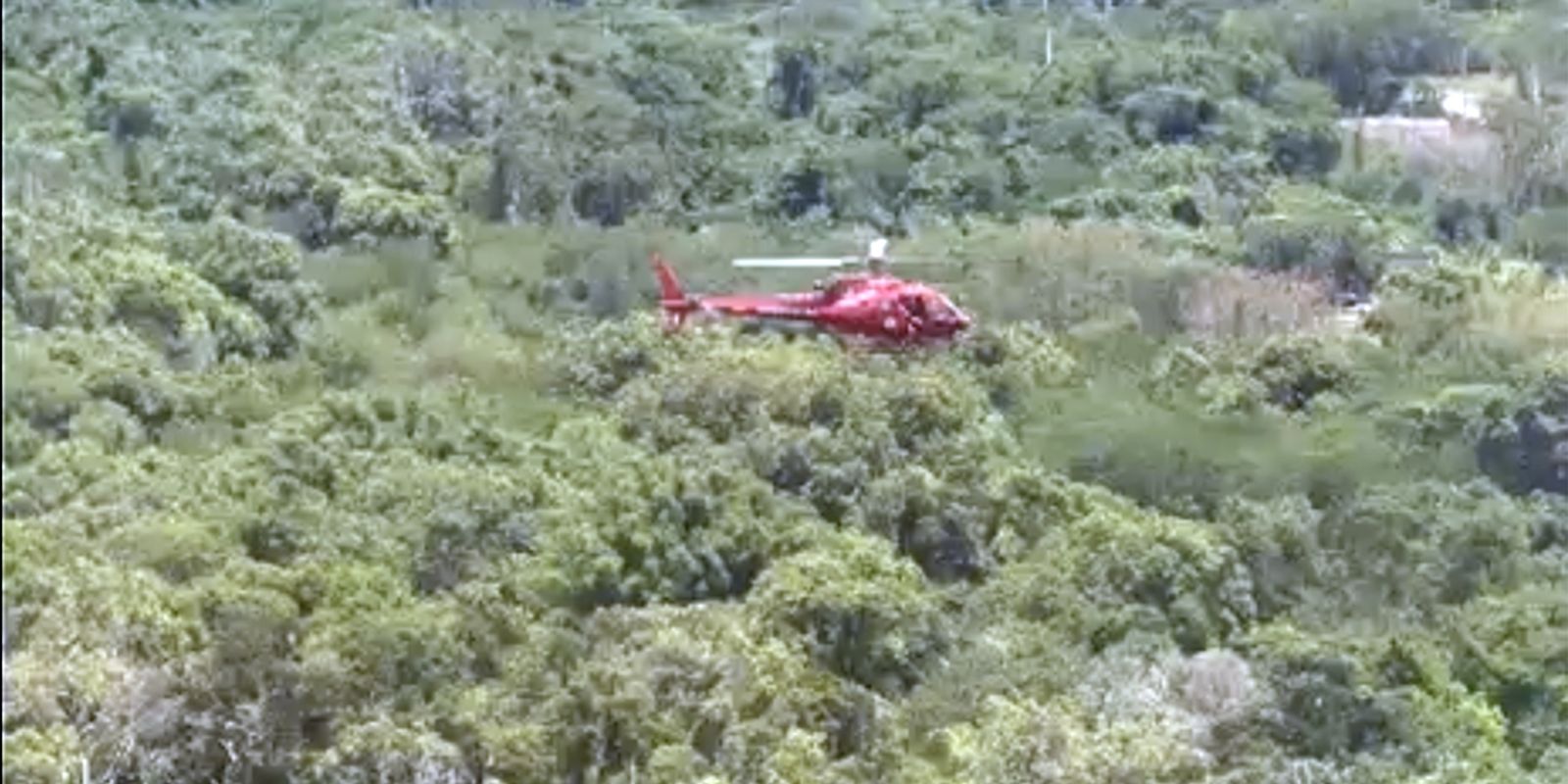 Helicóptero cai na zona oeste do Rio e deixa três pessoas mortas