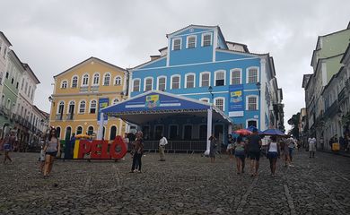 Um colorido letreiro com o nome #FLIPELÔ foi cenário de muitas fotos de turistas no Largo do Pelourinho
