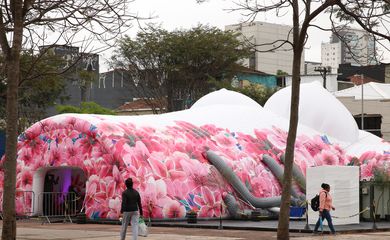 Busto feminino gigante instalado no Largo da Batata  pelo movimento Coletivo Pink – Por um Outubro Além do Rosa, em Pinheiros.