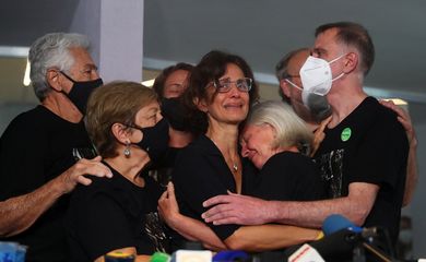 Alessandra Sampaio, mulher de Dom Phillips, assassinado com o indigenista Bruno Pereira, é confortada por familiares, durante o funeral do jornalista britânico, em Niterói (RJ)