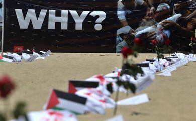 Rio de Janeiro (RJ), 03/11/2023 - A ONG Rio de Paz faz ato, na praia de Copacabana, em repúdio à guerra no Oriente Médio e ao assassinato de milhares de crianças palestinas em Gaza provocado por Israel. Foto: Tânia Rêgo/Agência Brasil