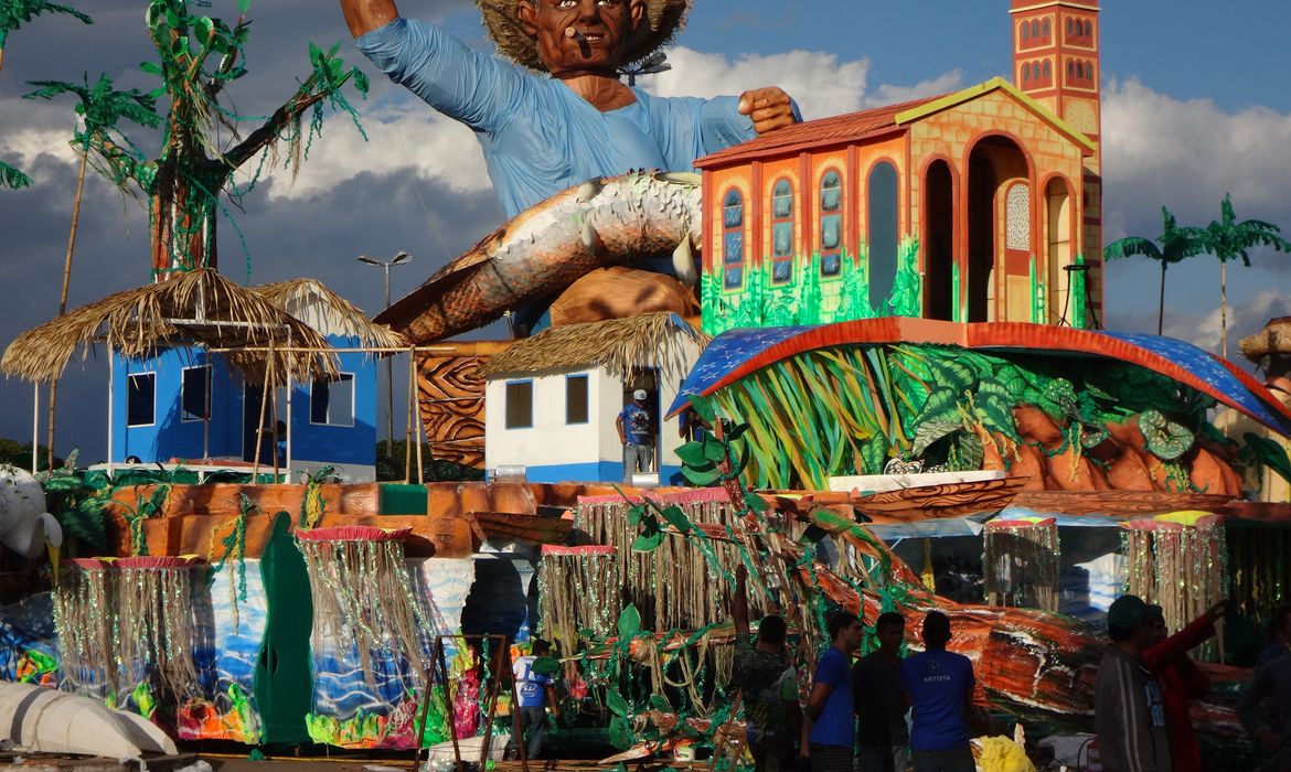 Alegorias de fora do bumbódromo onde é realizado o Festival Folclórico de Parintins