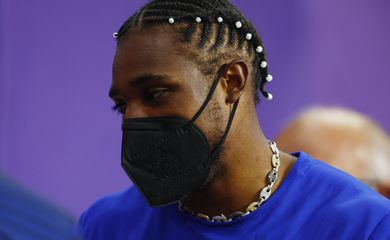 Noah Lyles, dos EUA, com máscara de proteção após ser diagnosticado com Covid
08/08/2024
REUTERS/Sarah Meyssonnier