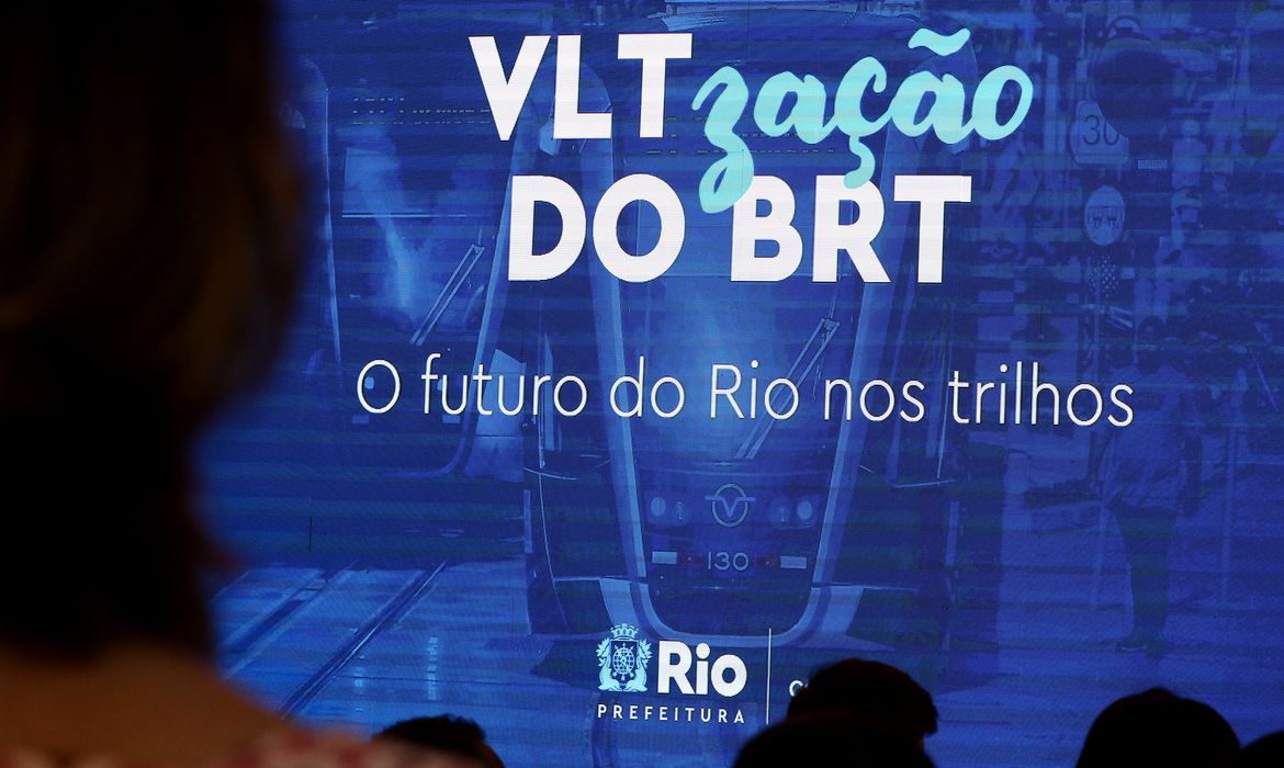 O prefeito Eduardo Paes anuncia plano de “VLTzação” do sistema BRT, no Palácio da Cidade, zona sul do Rio.