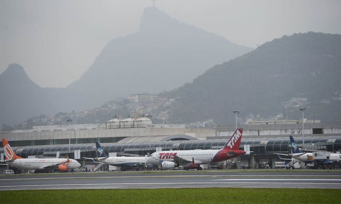 Avião na pista do Aeroporto Santros Dumont após reforma.