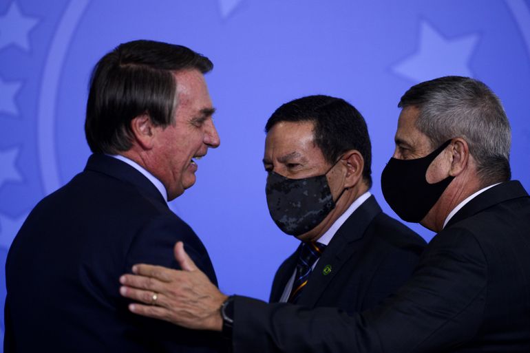 O presidente Jair Bolsonaro, o vice-presidente Hamilton Mourão, e o ministro da Casa Civil, Braga Netto, durante cerimônia de posse do ministro da Saúde, Eduardo Pazuello, no Palácio do Planalto.