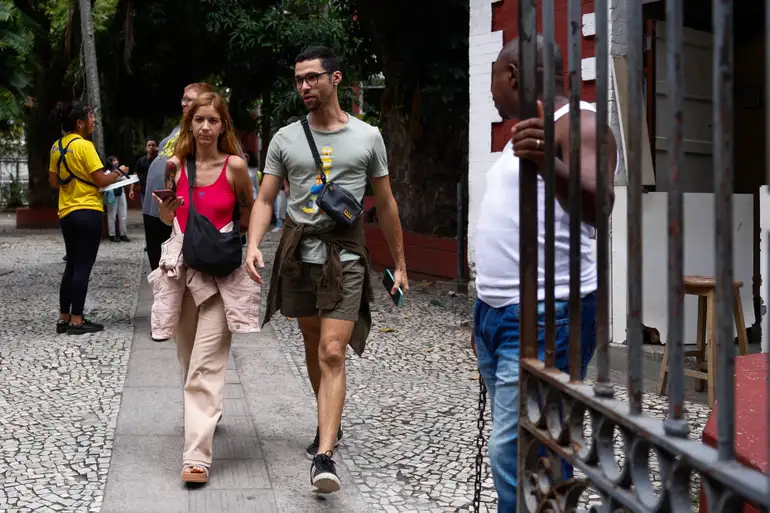Rio de Janeiro(RJ), 10/11/2024 - Primeiros estudantes deixam o local de prova no segundo dia do Exame Nacional do Ensino Médio (Enem) 2024, na universidade UNINASSAU, no Flamengo, zona sul da cidade.  Foto: Tânia Rêgo/Agência Brasil