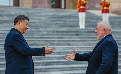 O presidente da China, Xi Jinping (e) recebe no Grande Palácio do Povo, o presidente Luiz Inácio Lula da Silva (d). Neste encontro assinaram uma série de acordos comerciais e de parceria. 
Foto: Ricardo Stuckert/PR