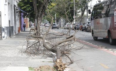 São Paulo (SP), 14/10/2024  -Ruas do bairro Bom Retiro com fabricas elojas semenergia elétrica desde sexta-feira devido as chuvas.Foto: Paulo Pinto/Agência Brasil