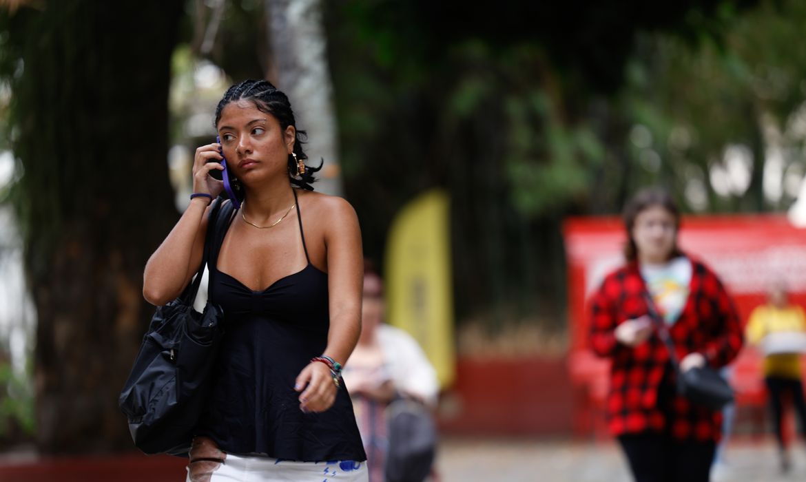 Rio de Janeiro(RJ), 10/11/2024 - Primeiros estudantes deixam o local de prova no segundo dia do Exame Nacional do Ensino Médio (Enem) 2024, na universidade UNINASSAU, no Flamengo, zona sul da cidade.  Foto: Tânia Rêgo/Agência Brasil