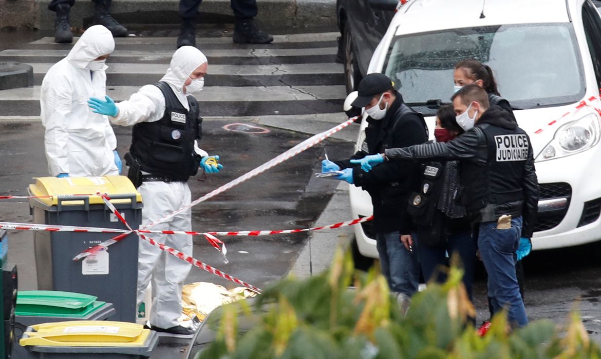 Peritos forenses investigam a cena de um incidente próximo aos antigos escritórios da revista francesa Charlie Hebdo, em Paris, França, 25 de setembro de 2020. REUTERS / Gonzalo Fuentes