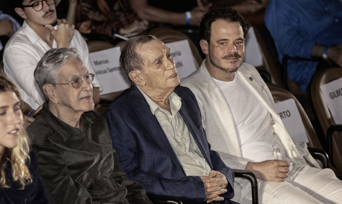 Mautner aposta no Brasil como luz diferente para o mundo, diz Caetano