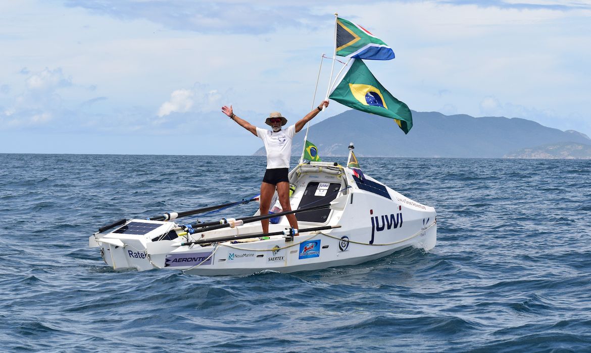 O sul-africano Zirk Botha chega ao litoral brasileiro após atravessar o Atlântico em um barco á remo.