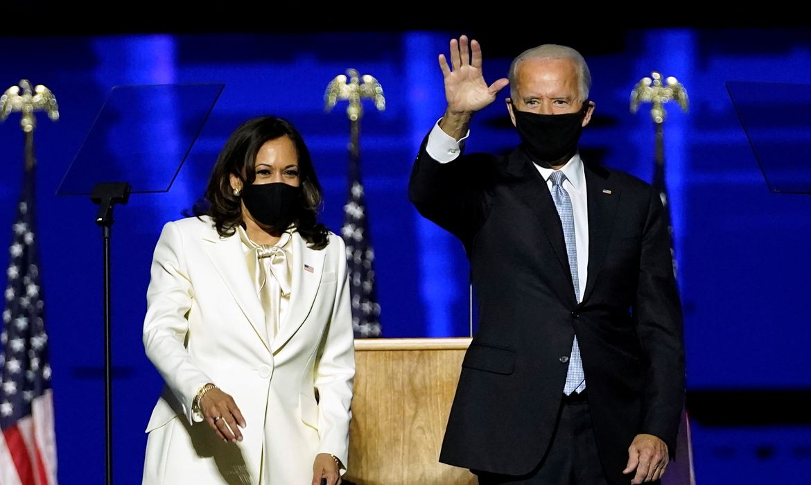 O candidato democrata à vice-presidência Kamala Harris apresenta o candidato à presidência dos EUA para 2020, Joe Biden, em um comício eleitoral, depois que a mídia anunciou que Biden venceu a eleição presidencial dos EUA de 2020, em Wilmington,