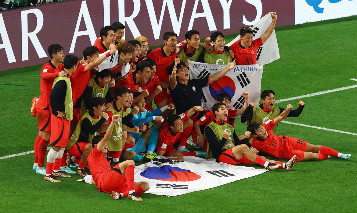 Jogadores da Coreia do Sul comemoram classificação para as oitavas de final da Copa do Mundo do Catar após vitória sobre Portugal