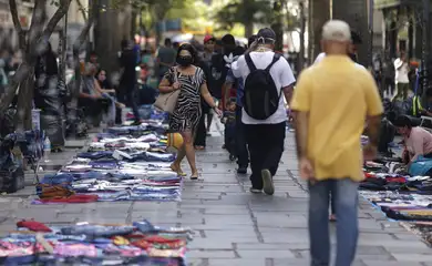 Pessoas caminham entre vendedores ambulantes vendendo suas mercadorias no centro do Rio de Janeiro, Brasil, 1º de setembro de 2020. REUTERS / Ricardo Moraes