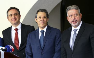 Brasília (DF), 23/05/2023 - O ministro da Fazenda, Fernando Haddad, e os presidentes da Câmara, Arthur Lira, e do Senado, Rodrigo Pacheco, durante entrevista após reunião na residência oficial da presidência do Senado. Foto: Marcelo Camargo/Agência Brasil