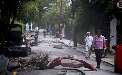  Ruas do Horto e Jardim Botânico, na zona sul da cidade, parcialmente destruídas pelas chuvas das últimas 48 horas na cidade.