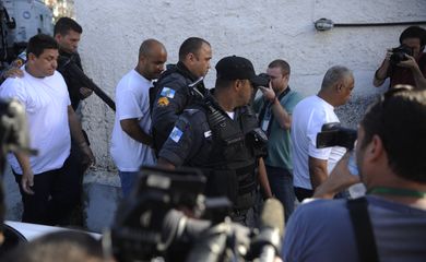 Rio de Janeiro - Três policiais militares acusados de arrastar a auxiliar de serviços gerais Claudia Ferreira prestaram depoimento na delegacia de Madureira, zona norte da capital fluminense (Tomaz Silva/Agência Brasil)