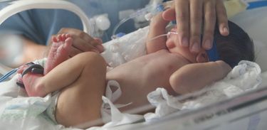 Bebê na incubadora