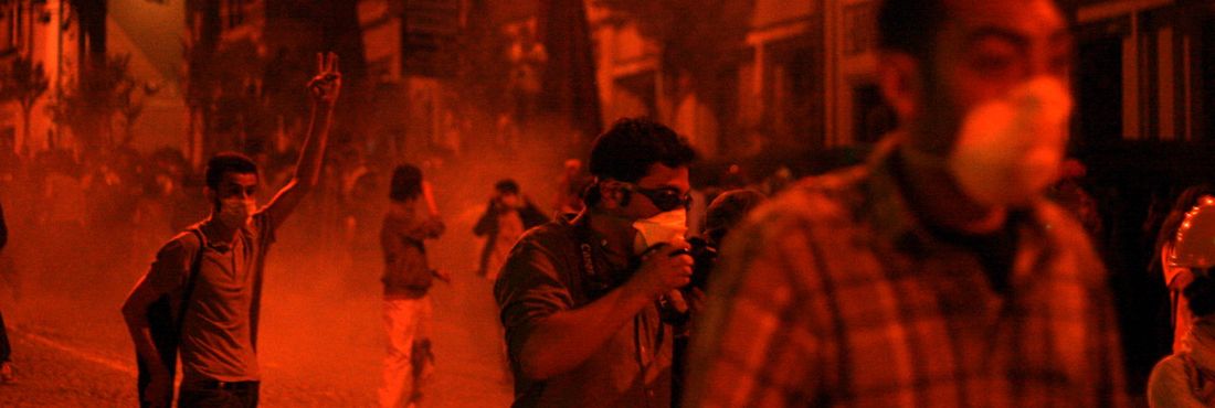 Na praça Taksim, em Istambul, manifestantes foram atingidos por latas de gás lacrimogênio produzidos no brasileiro