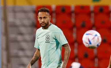 Neymar durante treino da seleção brasileira no Catar