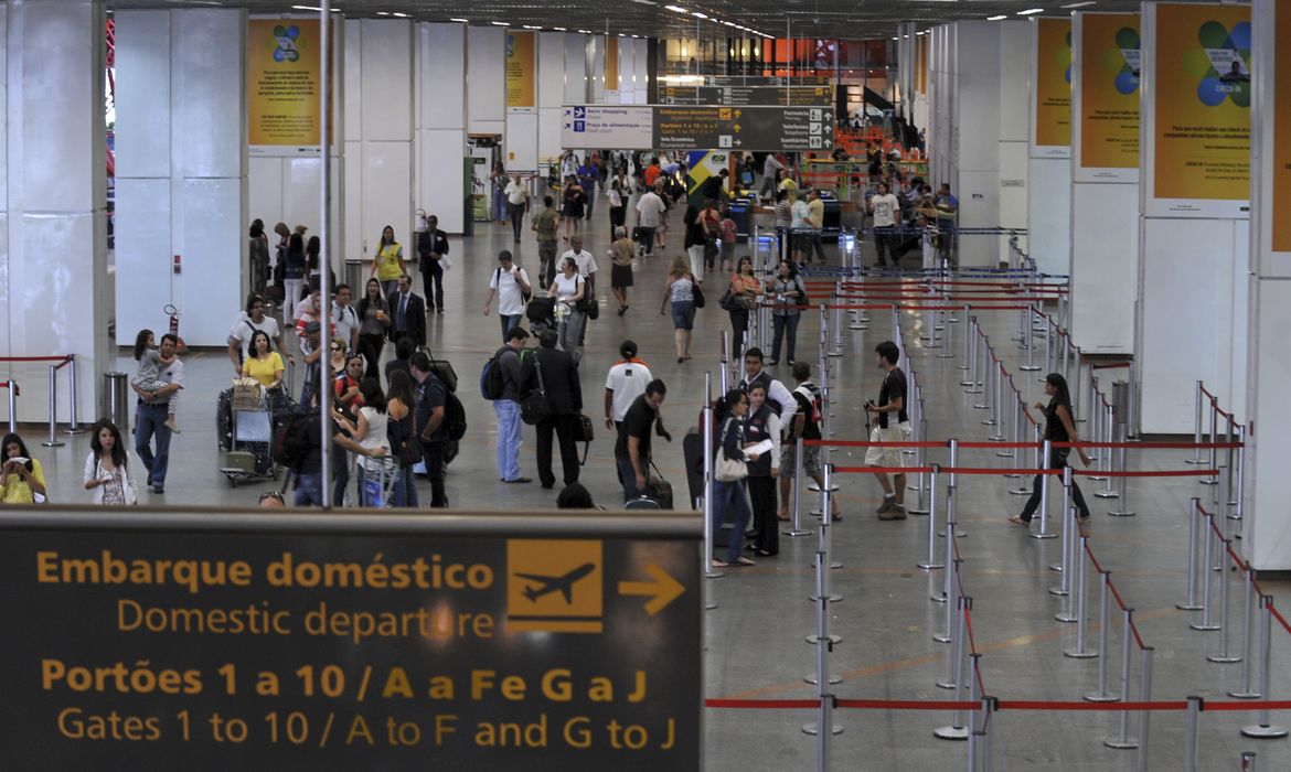 Brasília - O Aeroporto Internacional de Brasília completa 60 anos hoje (3). Segundo a Inframerica, que administra o aeroporto, quase 18 milhões de pessoas passaram pelo terminal em 2016 (Arquivo/Agência Brasil)