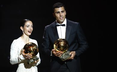 Soccer Football - Ballon d'Or - Theatre du Chatelet, Paris, France - October 28, 2024 Spanish players Manchester City's Rodri and FC Barcelona's Aitana Bonmati with the Ballon d'Or REUTERS/Sarah Meyssonnier