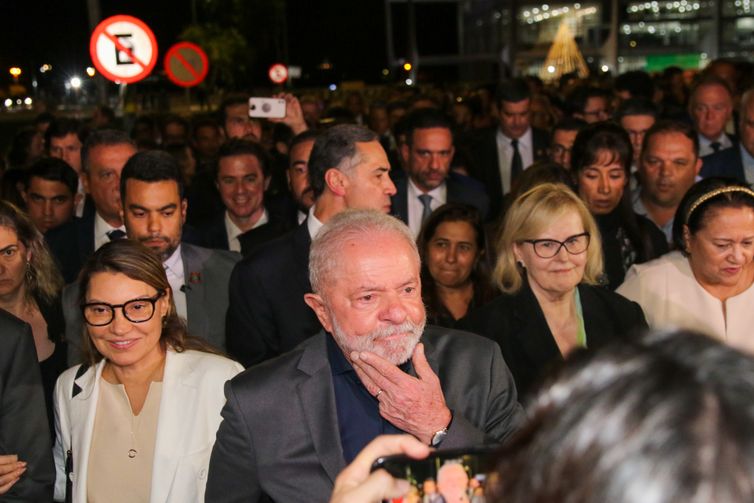 O presidente Luiz Inácio Lula da Silva, governadores e autoridades, cruzam a Praça dos Três Poderes, para visitar as instalações da sede do Supremo Tribunal Federal (STF), um dia após os atos terroristas que depredaram a sede do tribunal