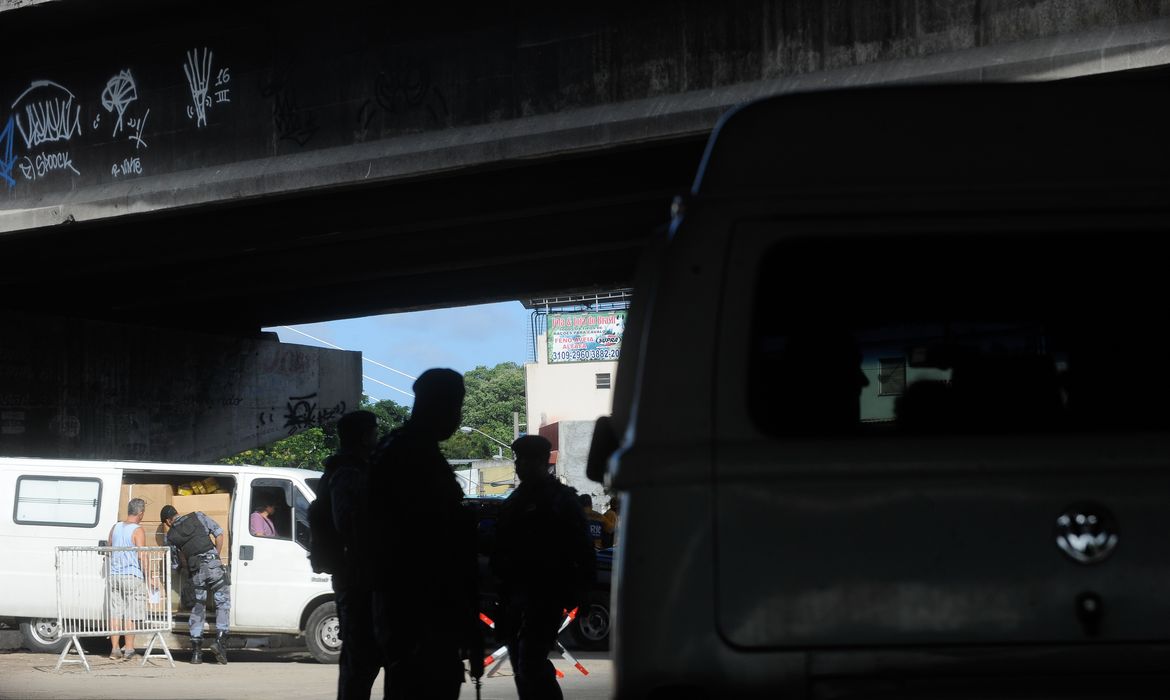 Rio de Janeiro - Um dia antes da ocupação das tropas federais na favela da Maré, policiais revistam carros, moradores e apreendem grande quantidade de drogas e armas na favela (Tânia Rêgo/Agência Brasil)